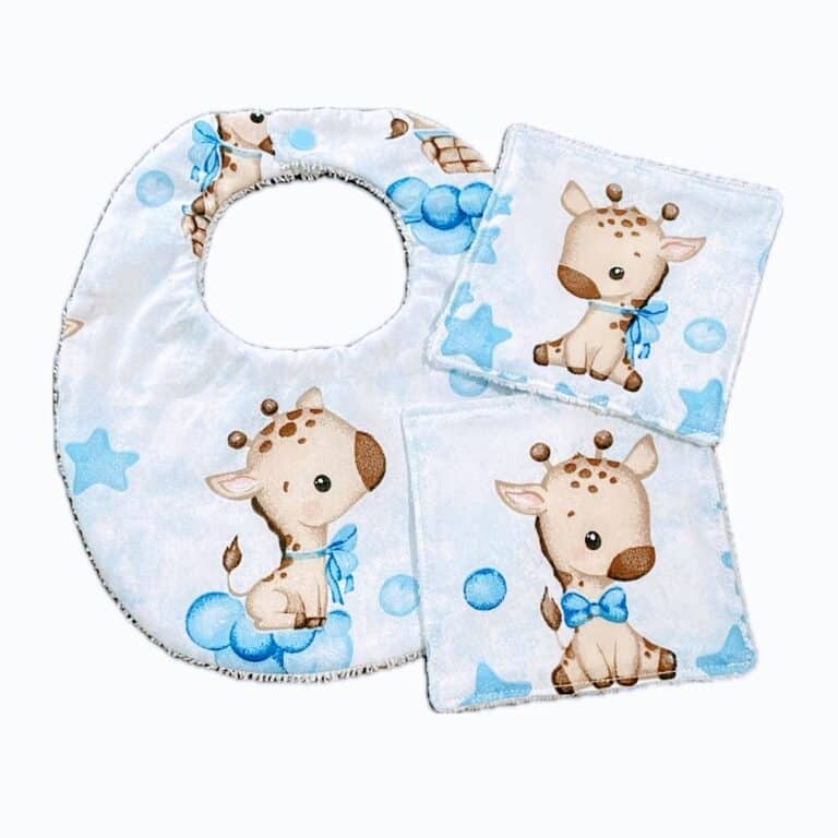 Bavoir bleu bébé girafe dans les bulles et les étoiles avec ses 2 lingettes assorties Ref: 71024
